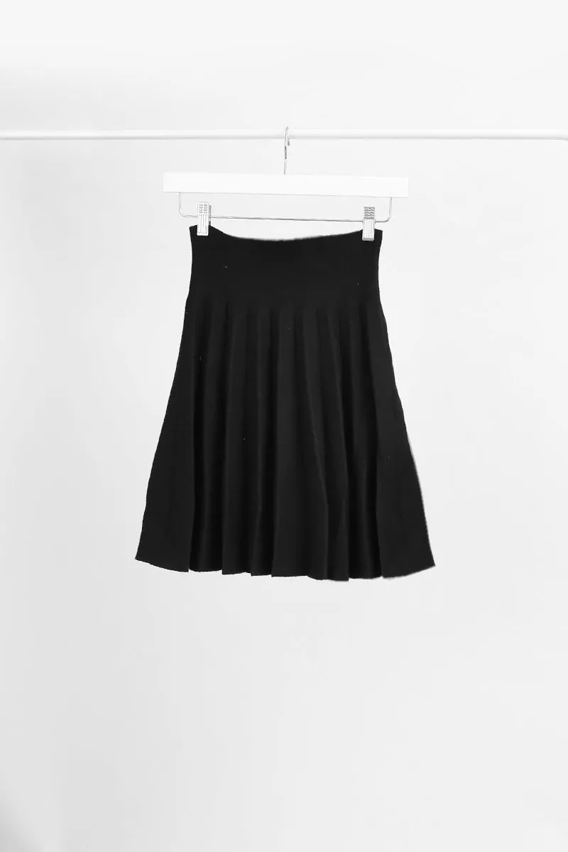 BLACK KNITTED PLEATED SKIRT